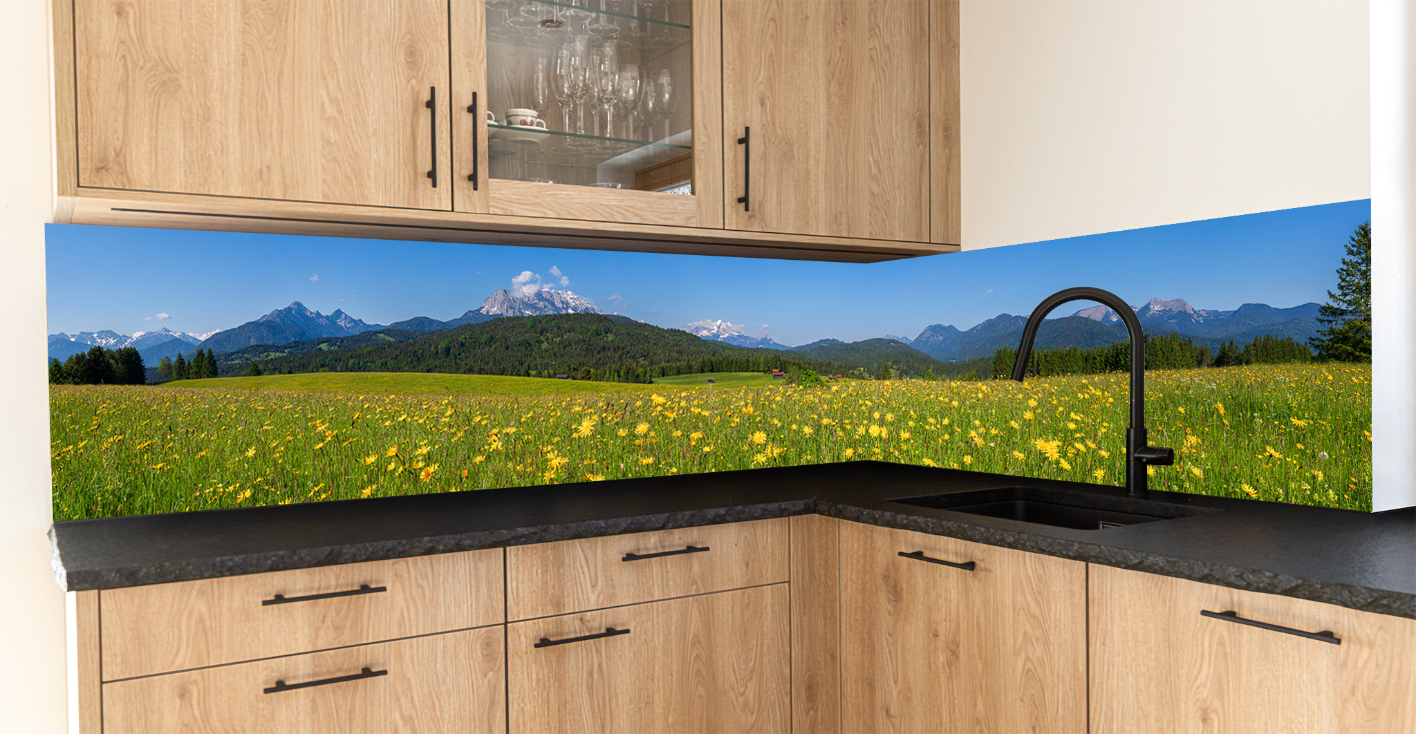 Motiv für eine Küchenrückwand - Blumenwiese in den Bergen